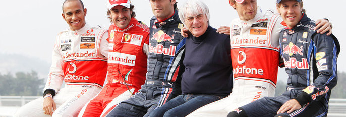 SJEFEN:Bernie Ecclestone (i midten) er sjef for bilsporten Formel 1. Ecclestone er tiltalt for å ha betalt penger ulovlig.