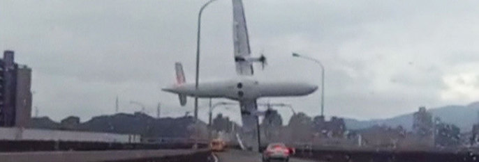 KRASJET:  Et fly krasjet i Taiwan. Men flere ble reddet ut i live.