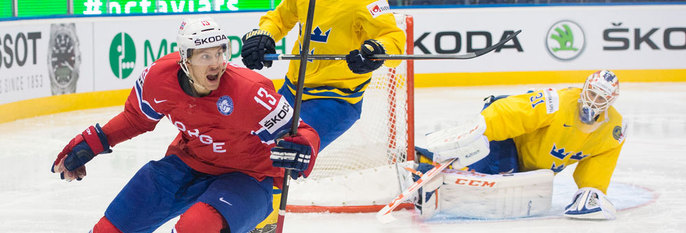 GODE: Det norske landslaget gjør det bra i verdensmesterskapet i ishockey. Her jubler Norges Sondre Olden etter å ha skåret mot Sverige.
