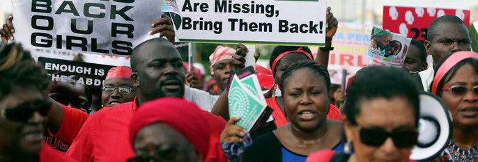 KRAV:Minst 220 skolejenter er bortført i Nigeria. Her demonstrerer nigerianere i en landsby utenfor byen Lagos. De vil at jentene skal bli funnet raskt. 