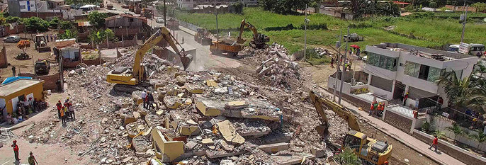  DØDE:  Flere hundre mennesker er døde etter et kraftig jordskjelv. Det skjedde i Ecuador i Sør-Amerika. Det ligger fortsatt folk i ruinene. 