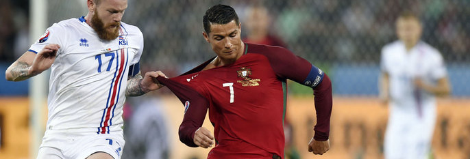 STJERNE: Cristiano Ronaldo er en stjerne i fotball. Her spiller han mot Island sitt landslag i europa-mesterskapet. Ronaldo likte ikke måten Island spilte på.