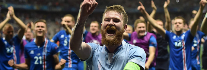 JUBLER: Island vant over England i europa-mesterskapet (EM) i fotball. Her jubler spillerne etter seieren.