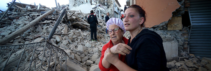  JORDSKJELV:  Et kraftig jordskjelv ødela i mange små byer i Italia. Noen ble reddet fra ruinene, slik som denne damen. 