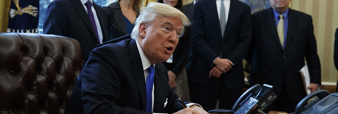  PRESIDENT:  Donald Trump har begynt å jobbe som president. Her signerer han papirer for hva som skal skje framover.