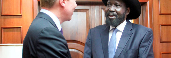 AVTALE:Konflikten i Sør-Sudan har vart siden desember i fjor. Nå har president Salva Kiir (til høyre) laget en avtale om våpenhvile. Her står han med Norges utenriksminister Børge Brende. 