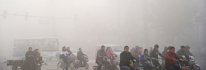 DÅRLIG LUFT:Flere byer i Kina har dårlig luft. Det gjør at mange kinesere blir syke. Her sykler syklister i byen Xingtai som har dårlig luft.
