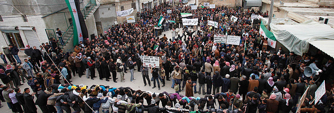  SINTE:  Syrere demonstrerer mot presidenten. Myndighetene bomber og dreper uskyldige.